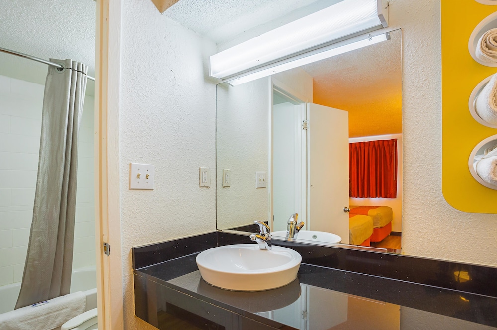 Motel6 Jackson, MS 52/61