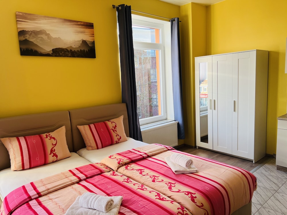 ROOM, DOUBLE OR TWIN BED