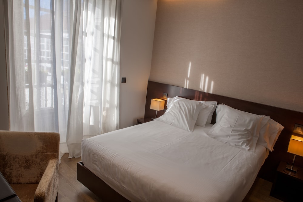 ROOM, SINGLE