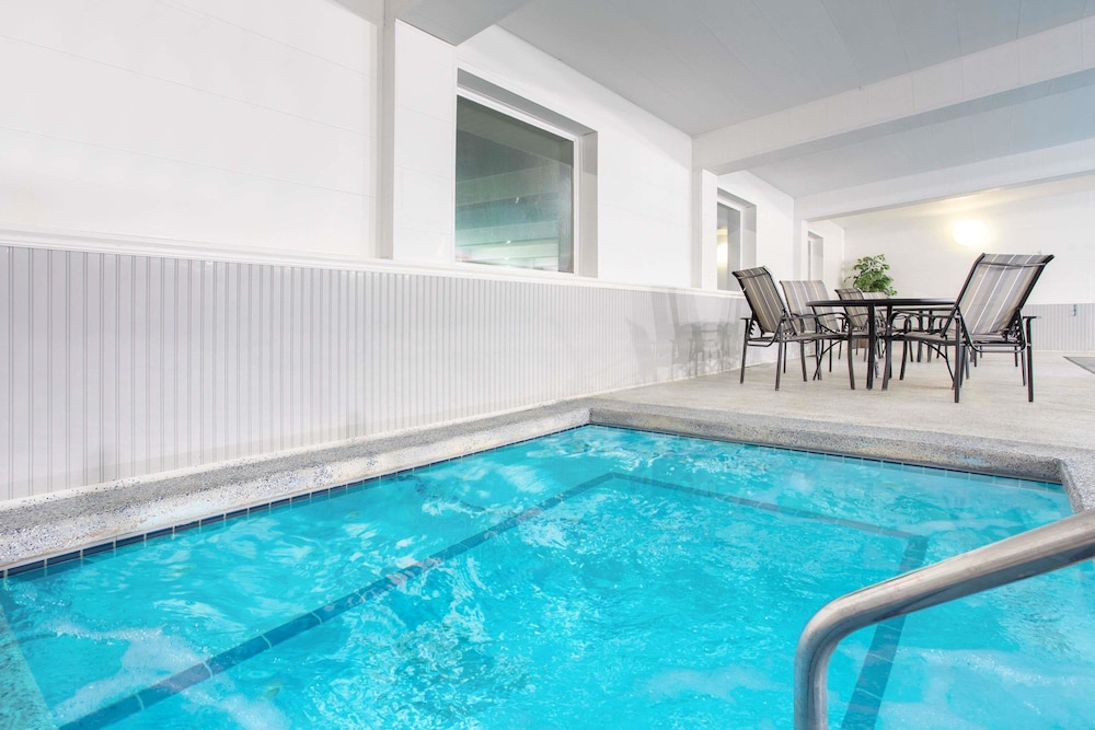 Days Inn by Wyndham Fond du Lac 19/27