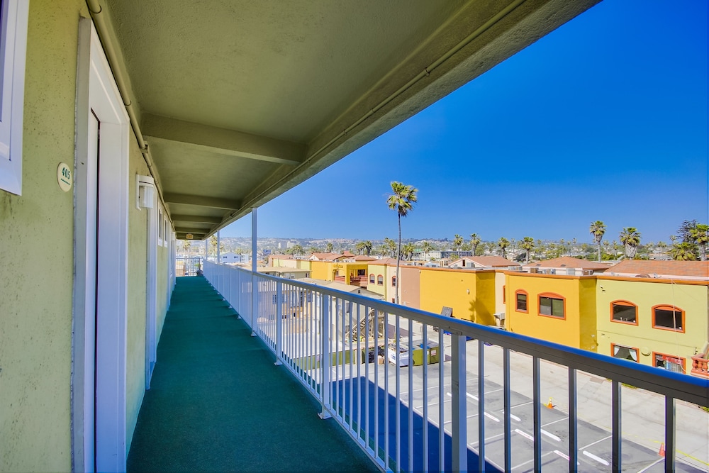 Surfer Beach Hotel 14/59