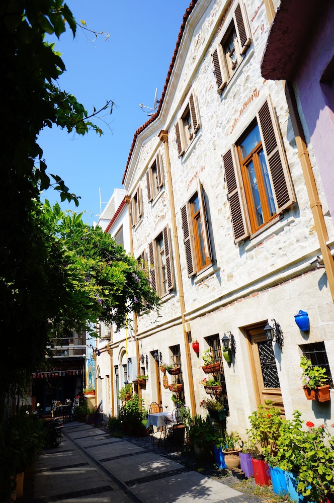 Etrangers Hotel 3/51