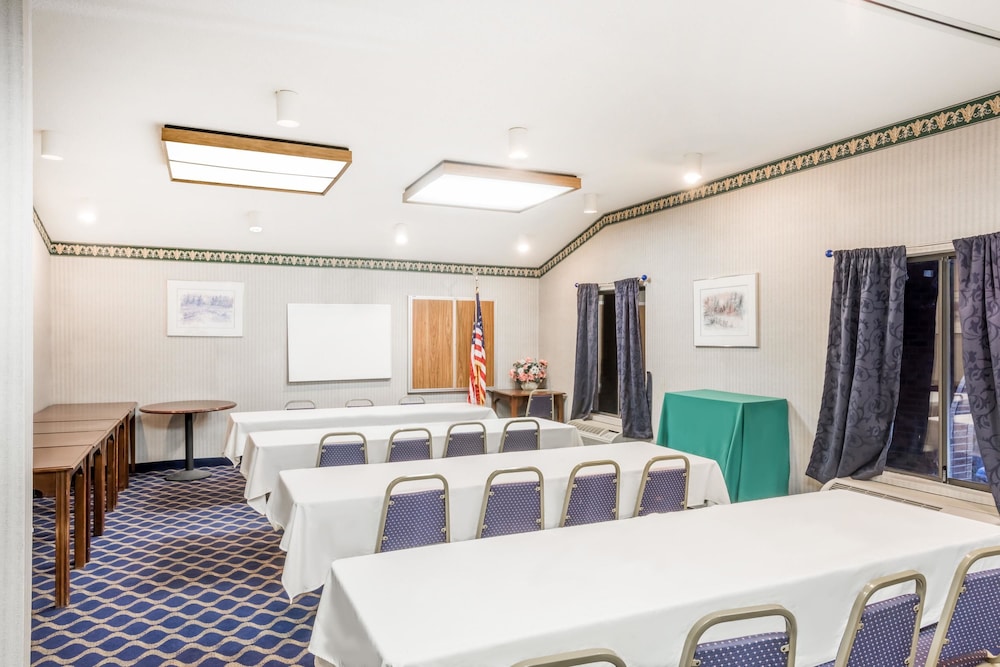Days Inn Niantic Near Casinos 23/28