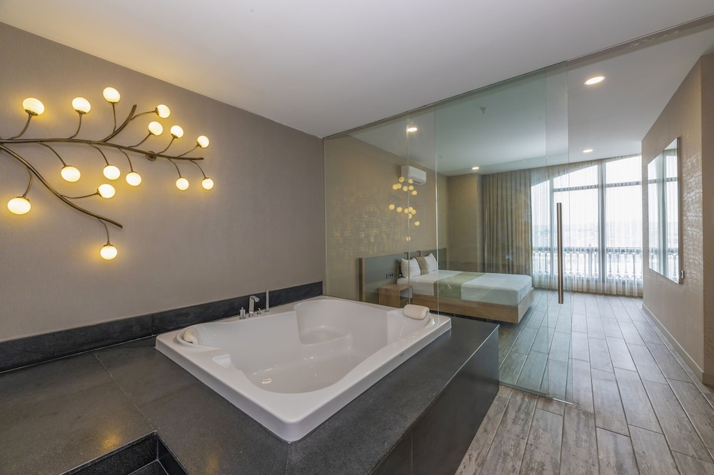 Agora Suites 66/67