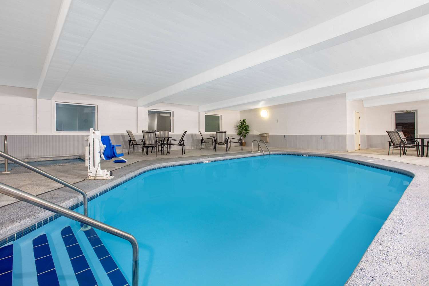 Days Inn by Wyndham Fond du Lac 17/27