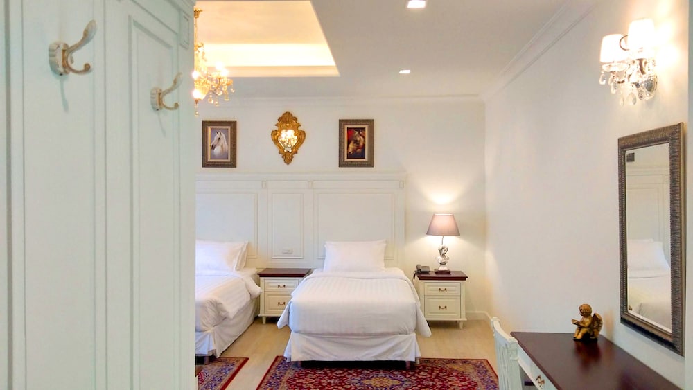 DELUXE, TWIN BEDS