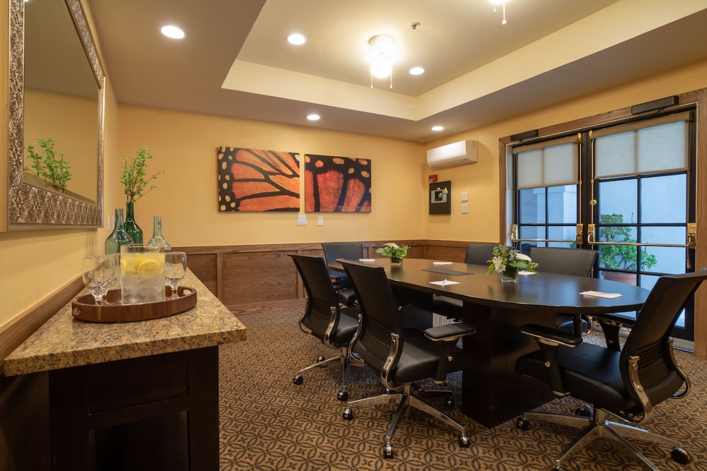 Oxford Suites Pismo Beach 25/35