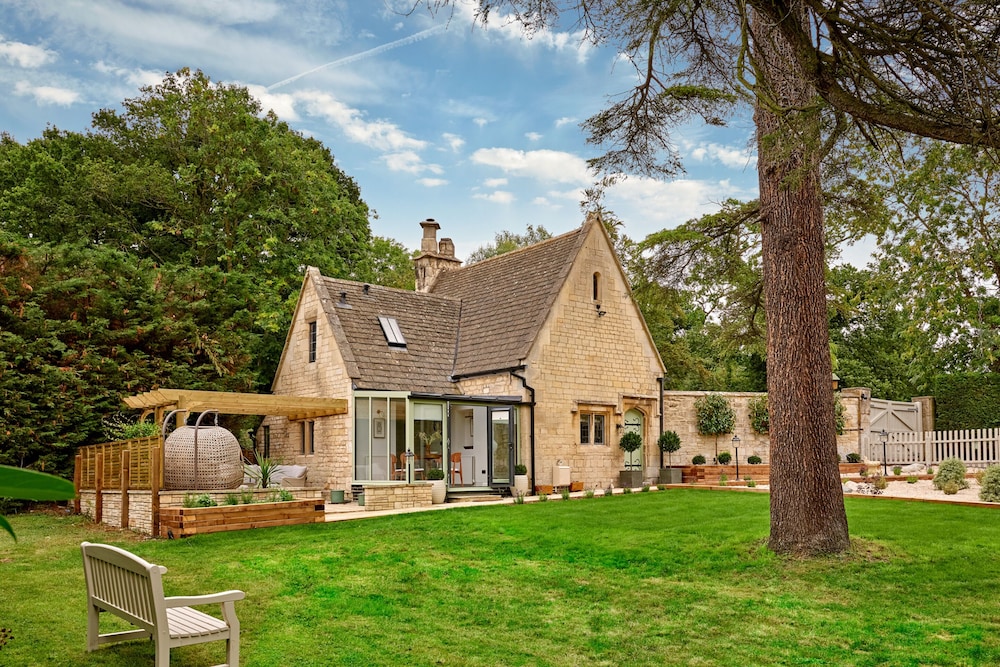 Ellenborough Park Hotel 61/75