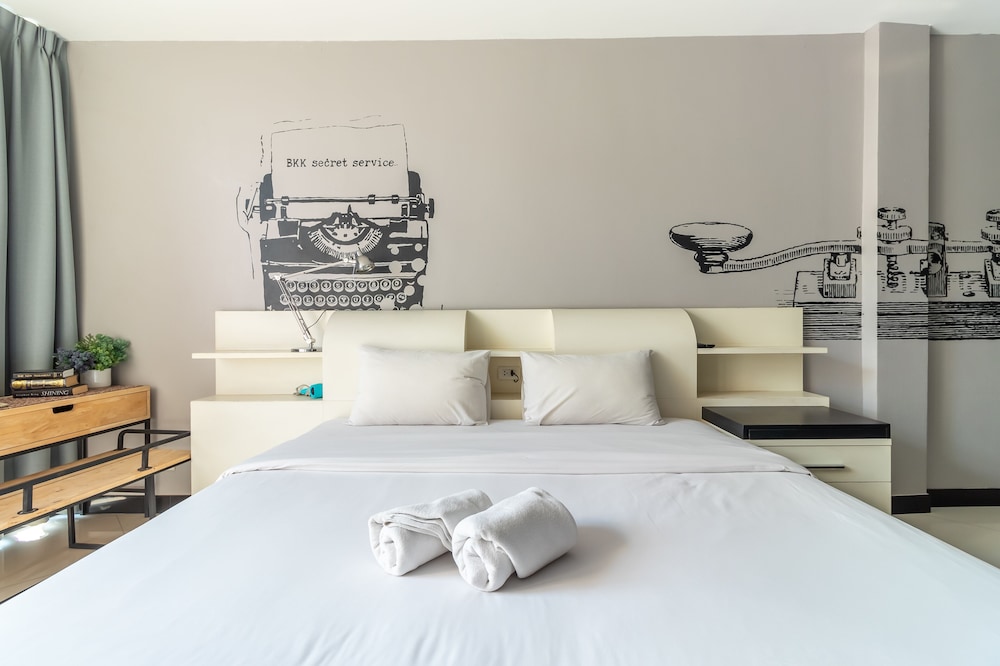 The Secret Service Bed And Breakfast 7/36