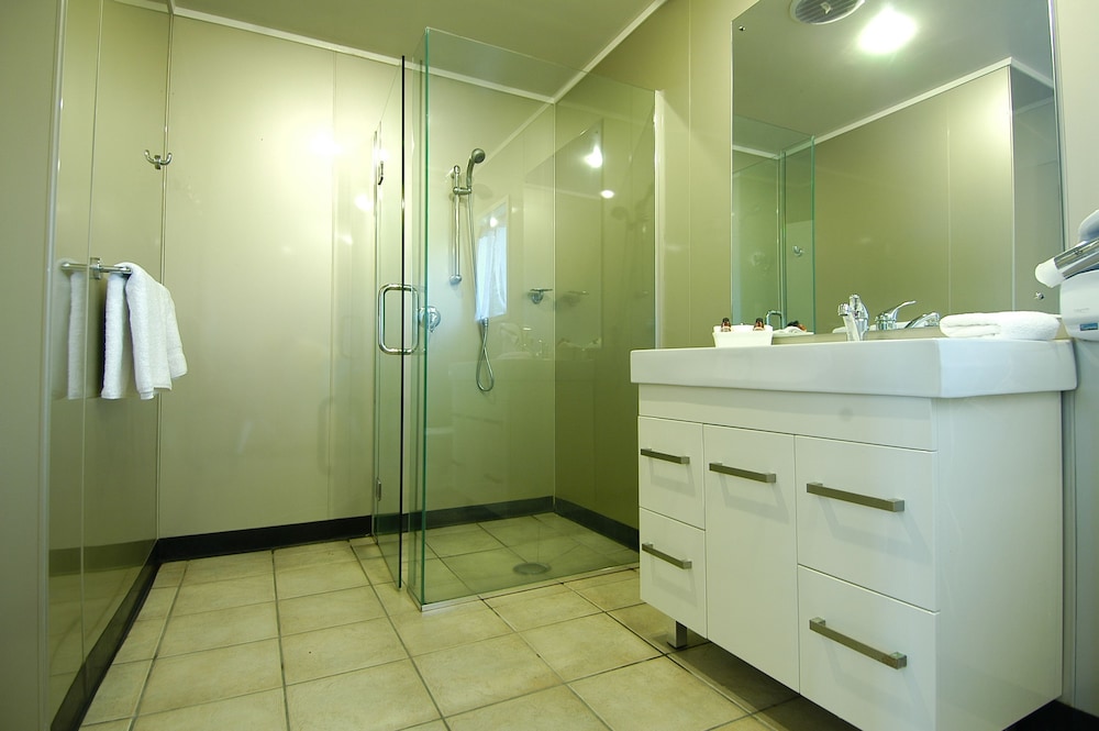 Airport Manor Inn 33/66