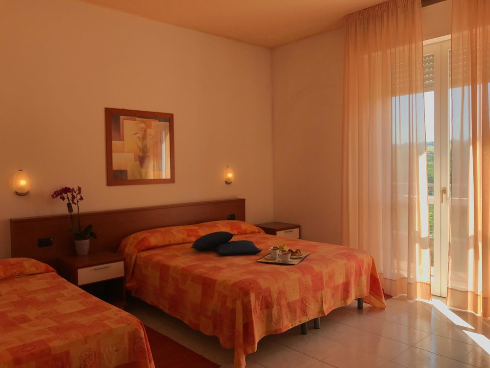 Room, Triple, 1 Double and 1 Single Bed, Hill View