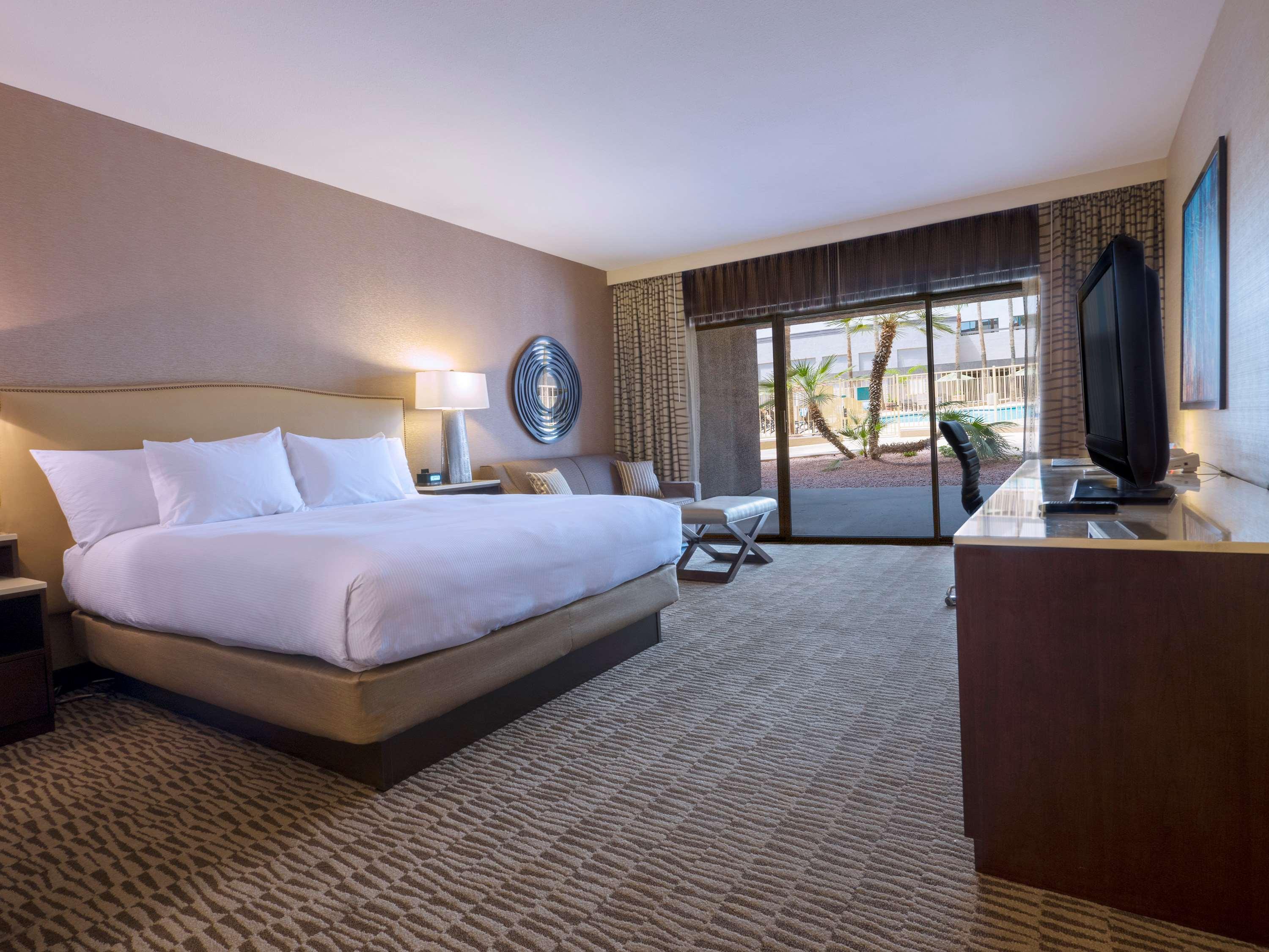 1 BEDROOM, SUITE, KING BED