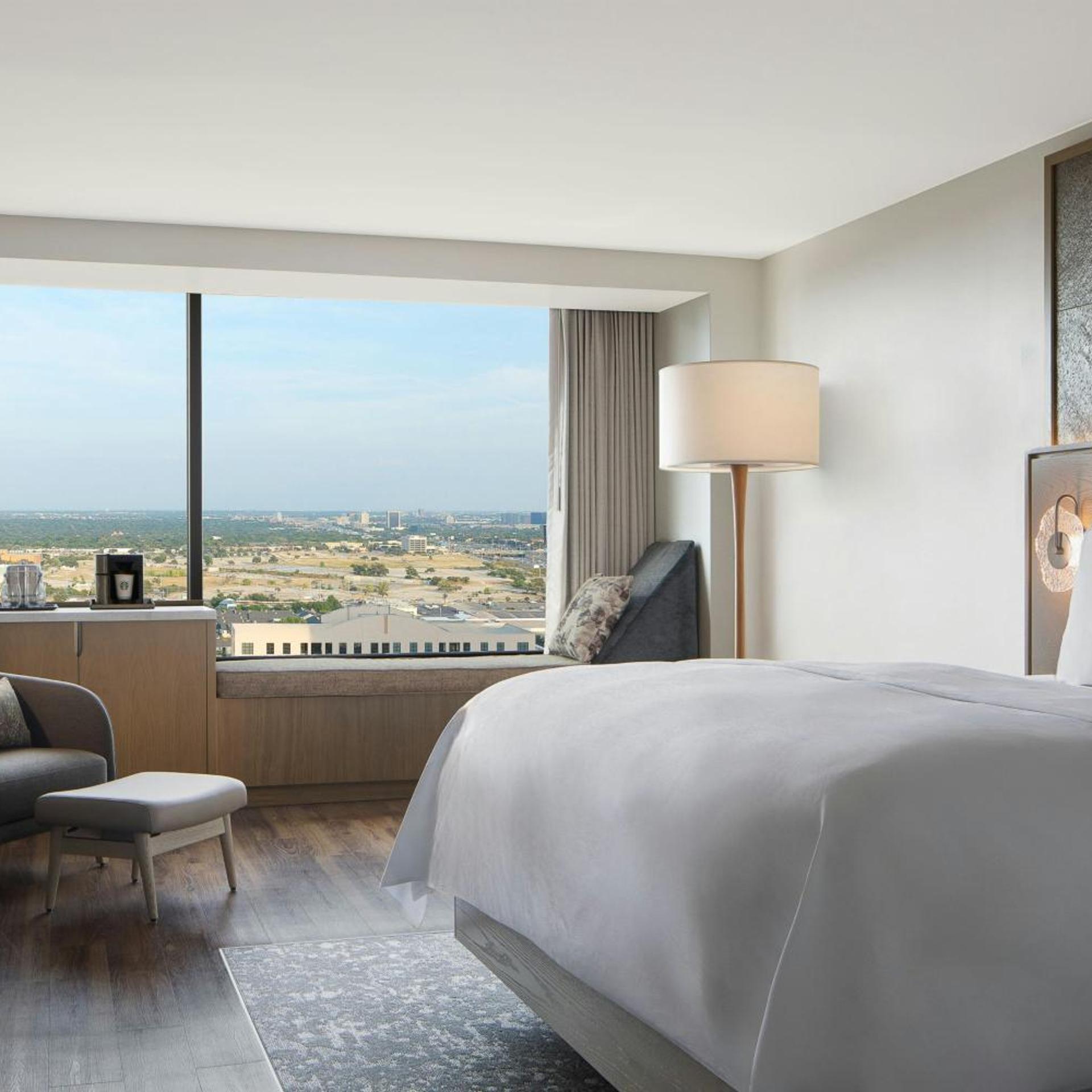 Guest Room, King Bed, Club Floor