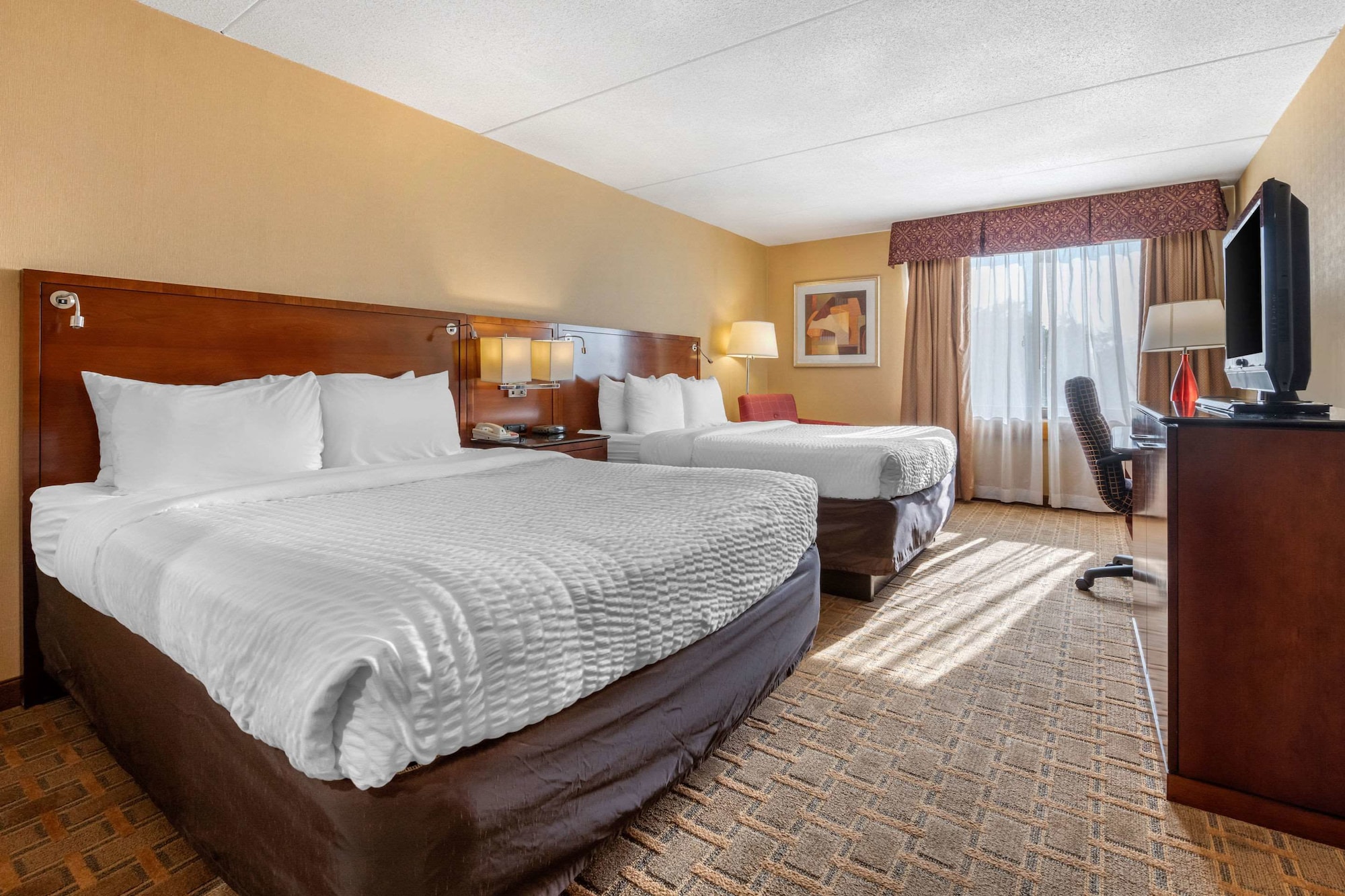 Room, 2 Queen Beds, Partial Lake View