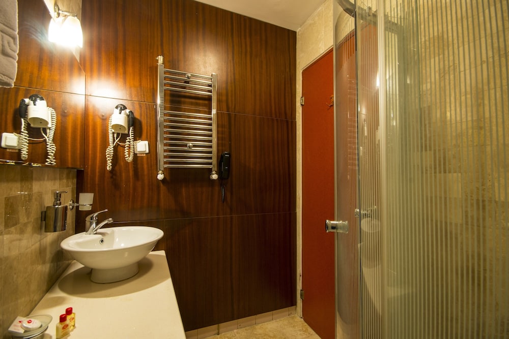 Canak Hotel 26/61