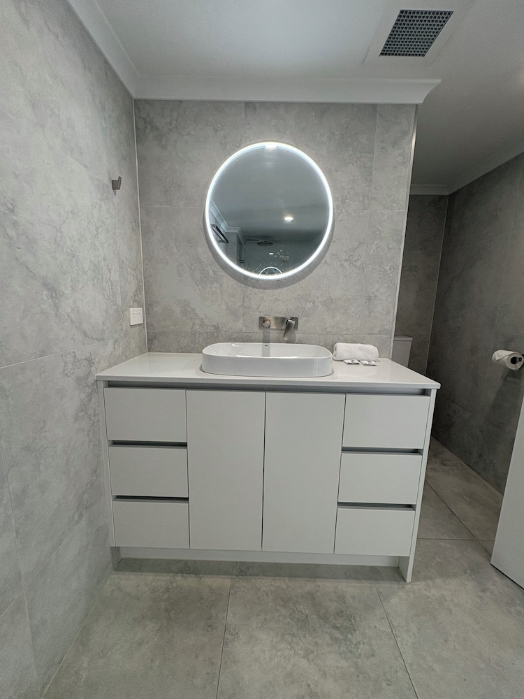 Burleigh Surf Apartments 12/77