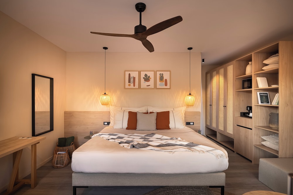Villa, Queen Bed, Sofa