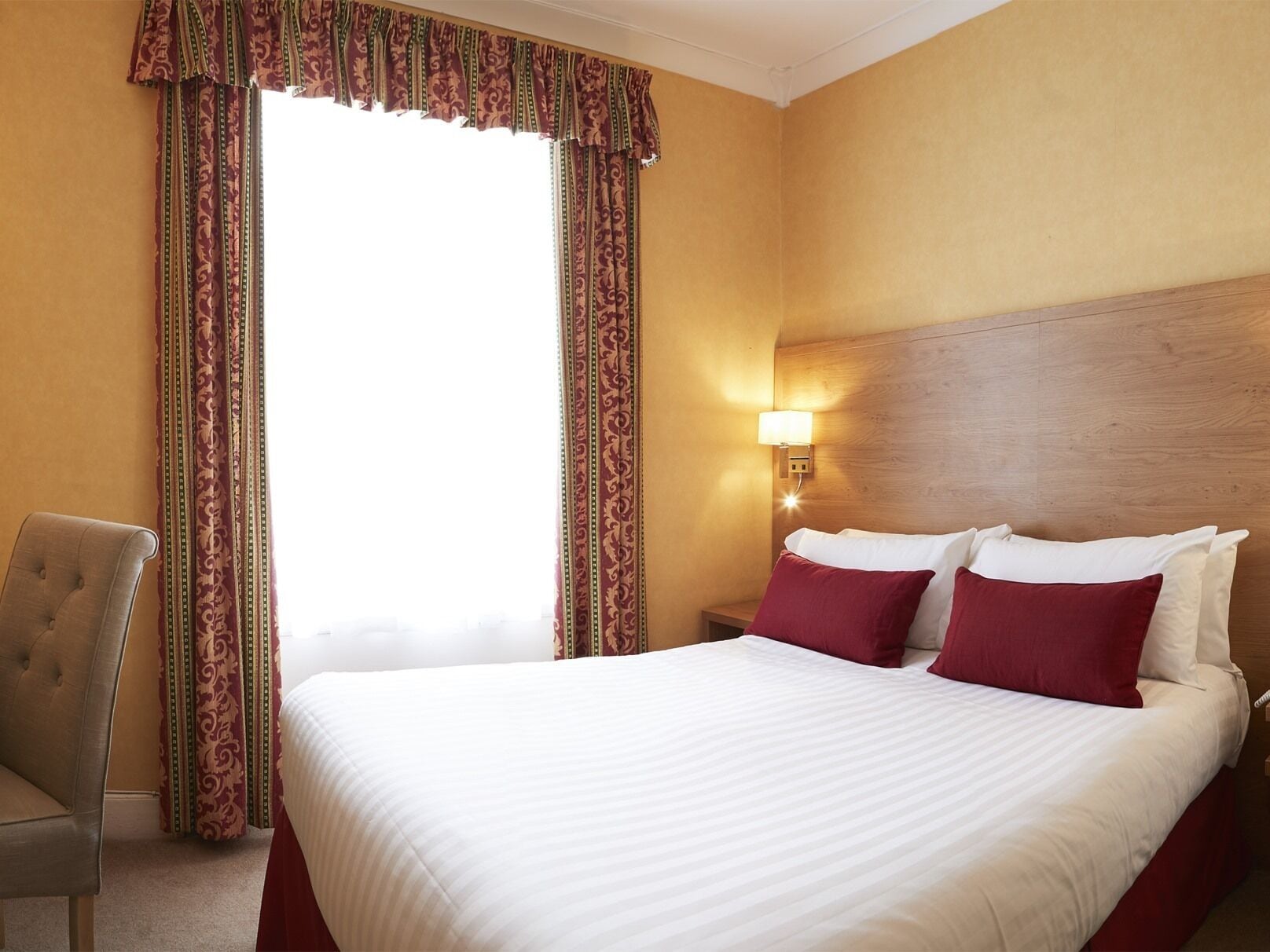 Standard, Queen Bed