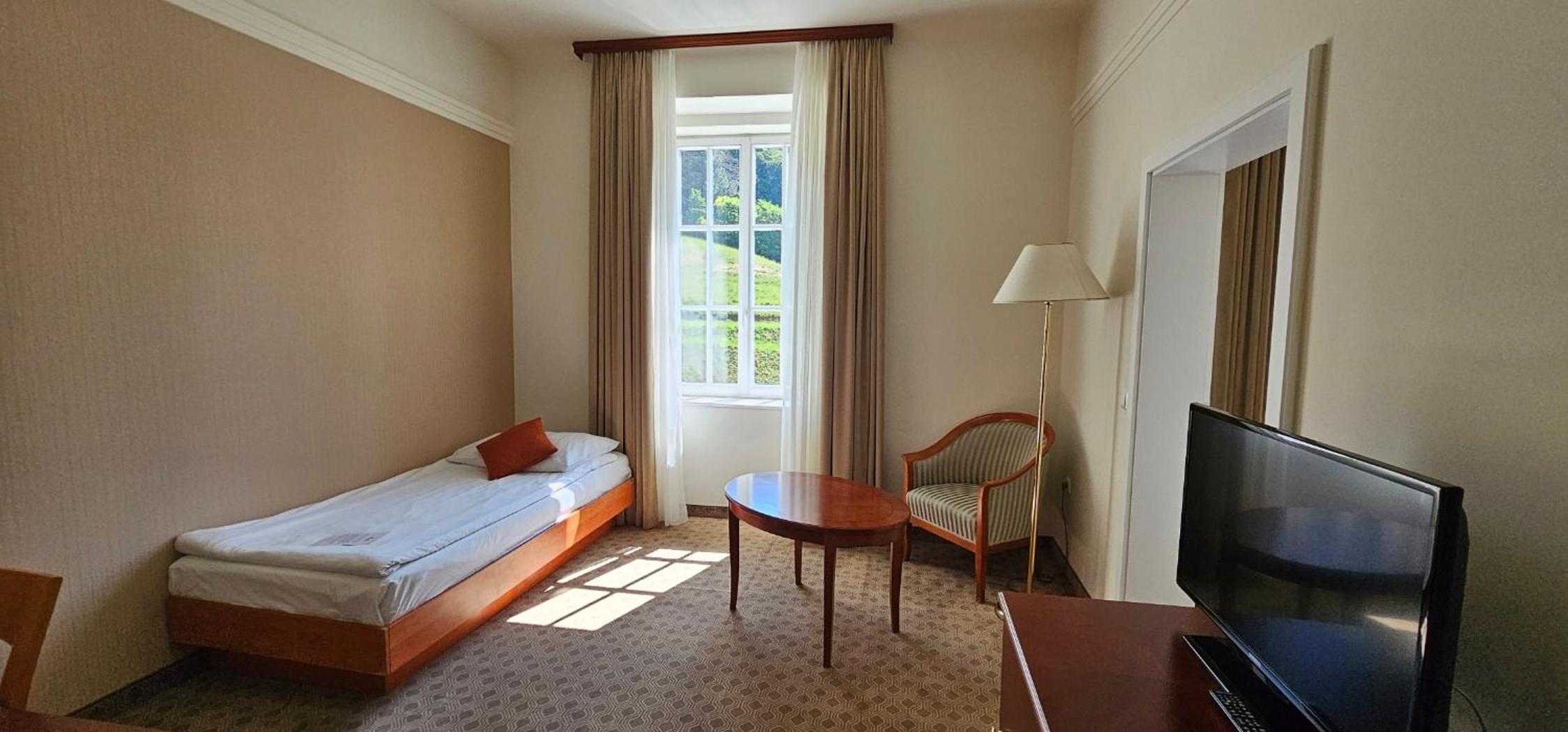 Room, Triple