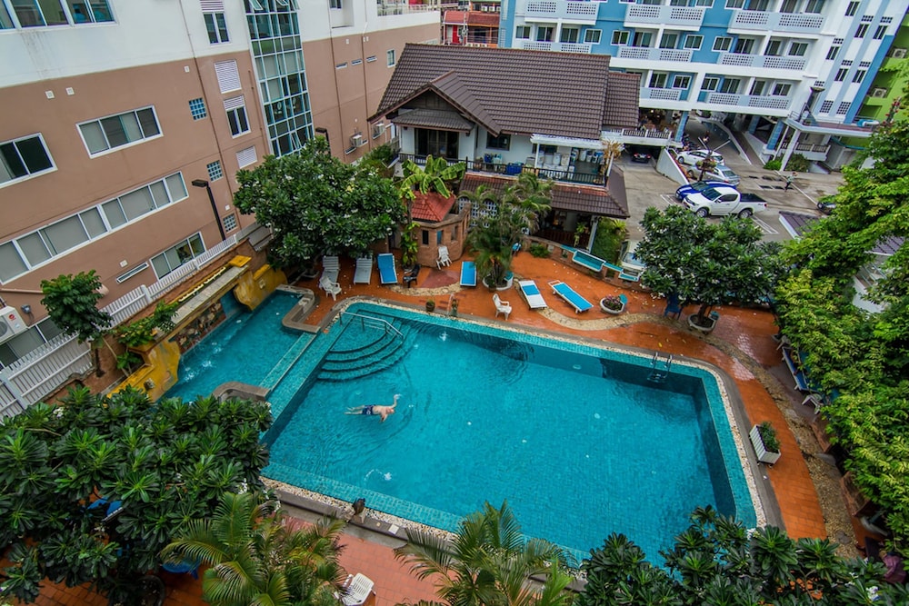 Sutus Court 1 13/66