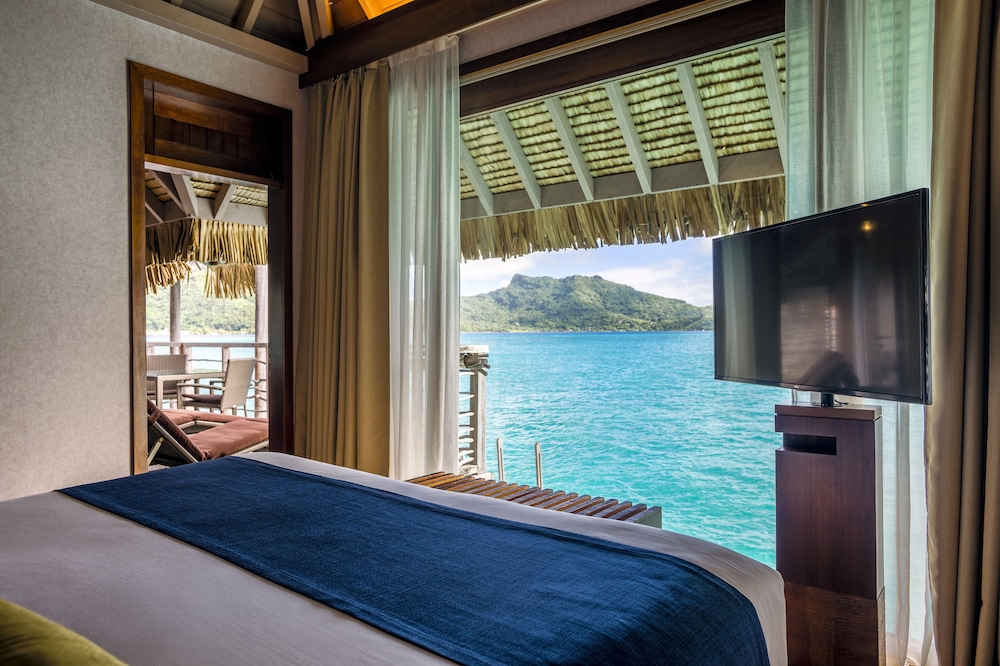 Overwater, King Bed, Lagoon View, 2 Sofa