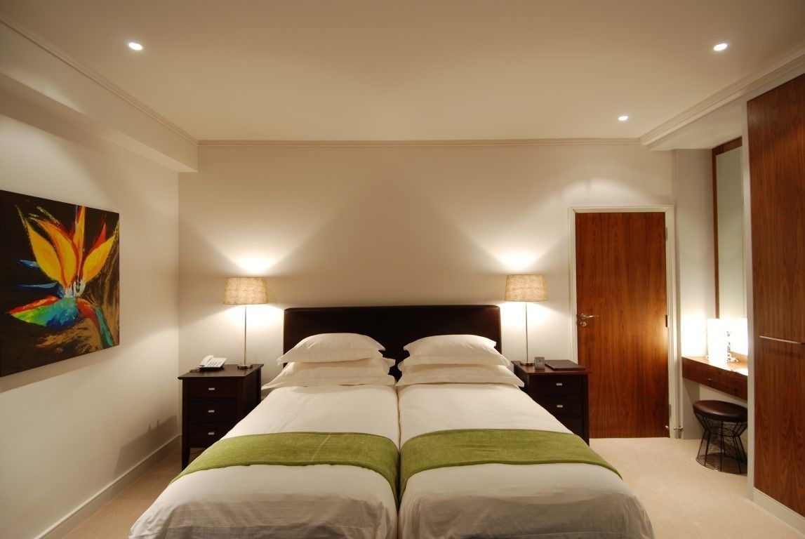 DELUXE, DOUBLE OR TWIN BED, PARTIAL OCEAN VIEW