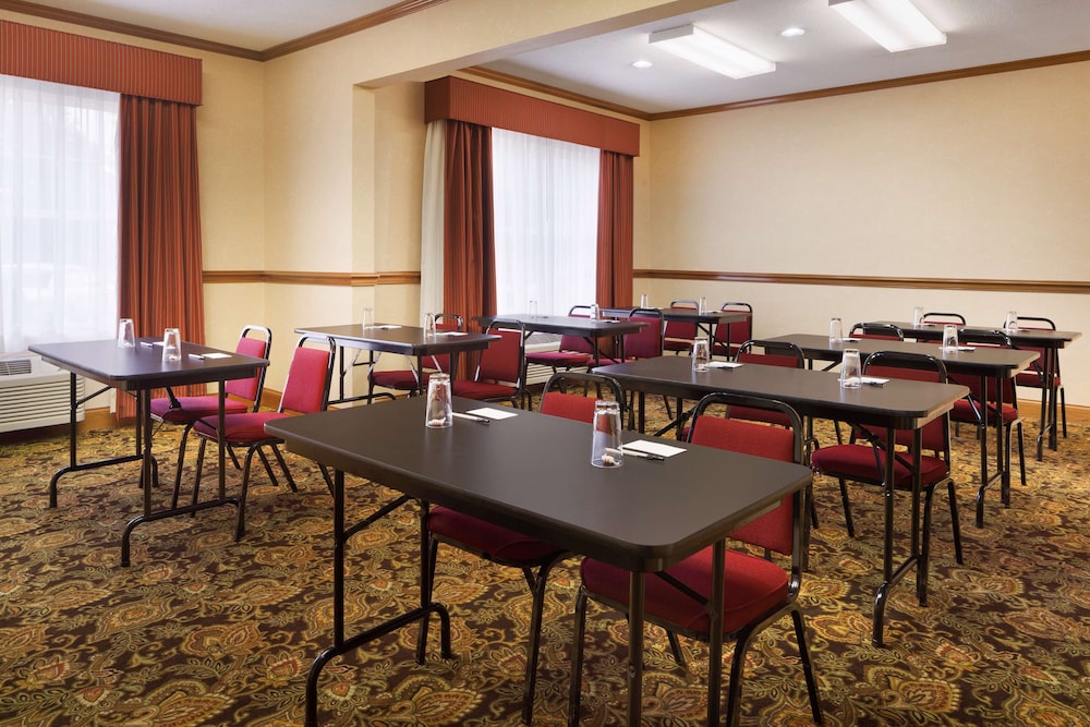 Country Inn & Suites by Radisson, Macedonia - Northfield 18/24