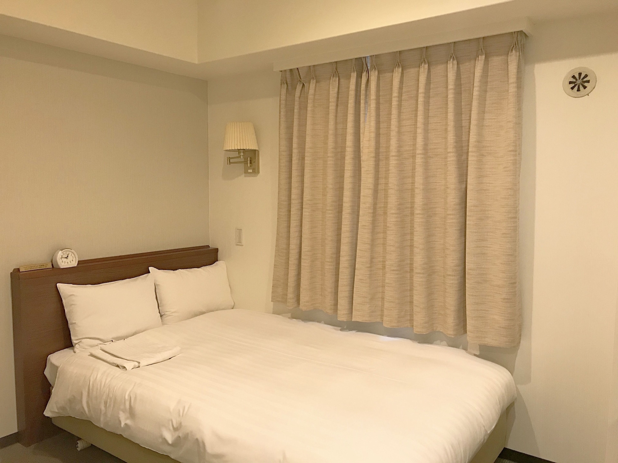 ECONOMY, DOUBLE BED, SMOKING