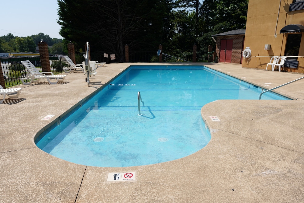 Columbus Inn and Suites 14/28