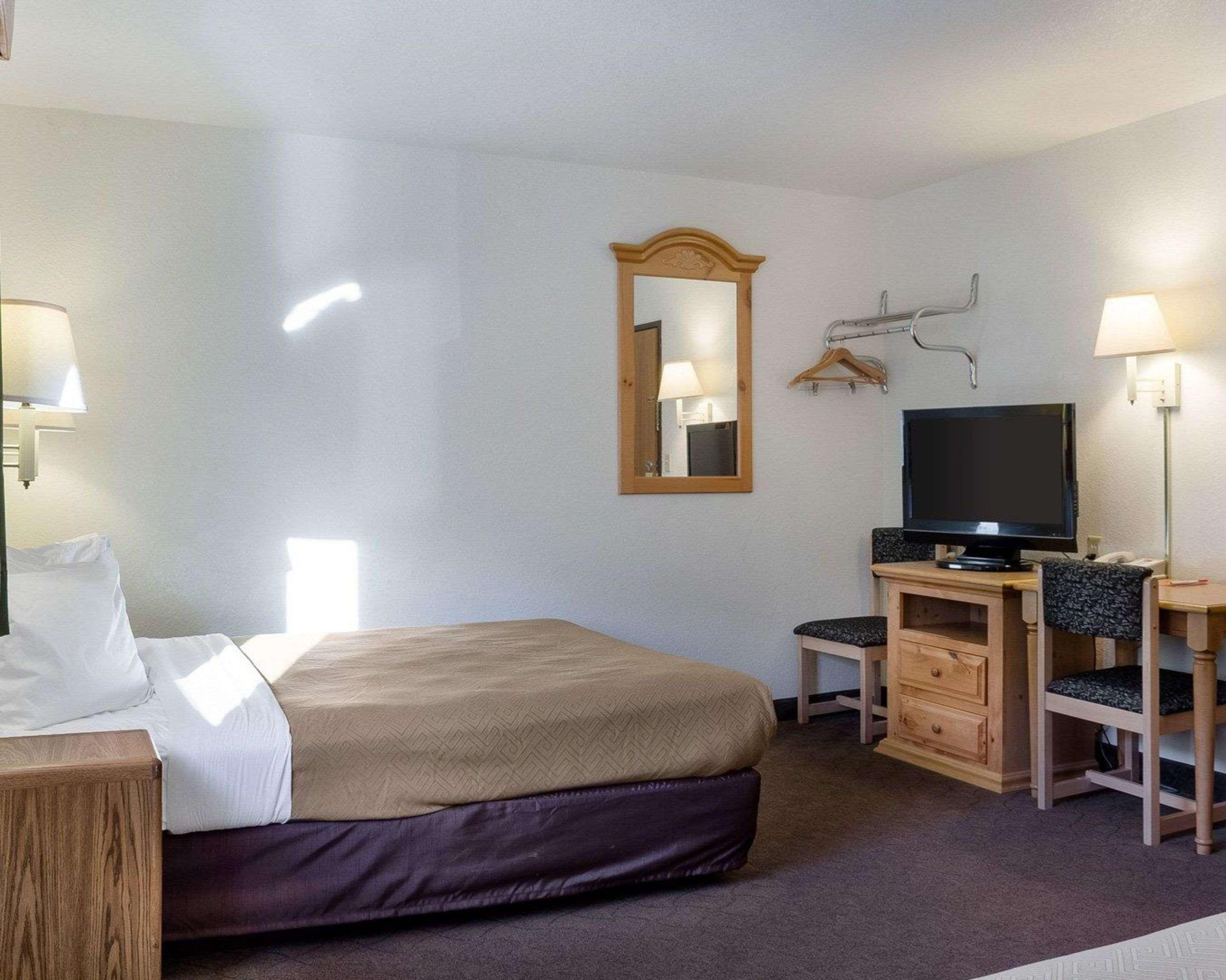 Royal Inn Keystone (ex Econo Lodge Near Mt. Rushmore Memorial) 6/20