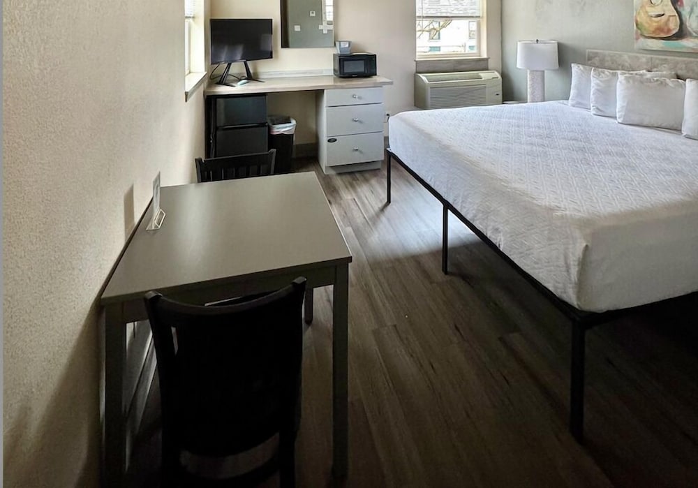 Price Pointe Inn 19/42