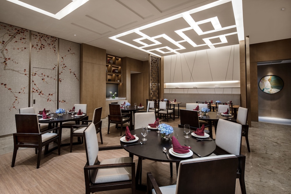 HOLIDAY INN NANJING HARBOUR 58/76
