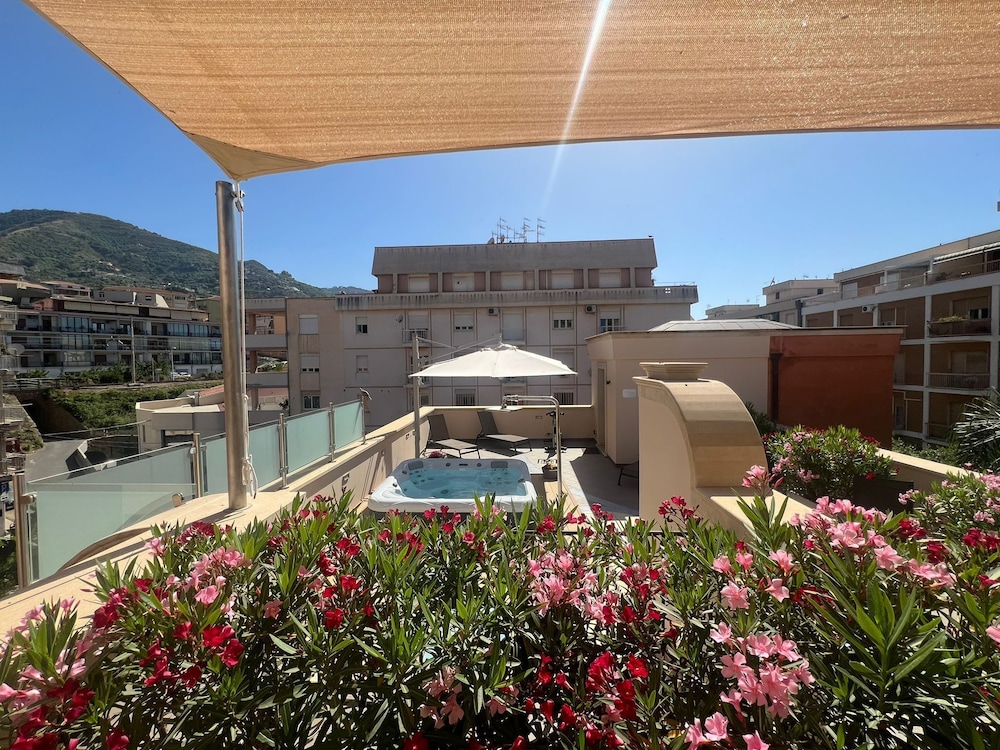 Artemis Hotel 66/69