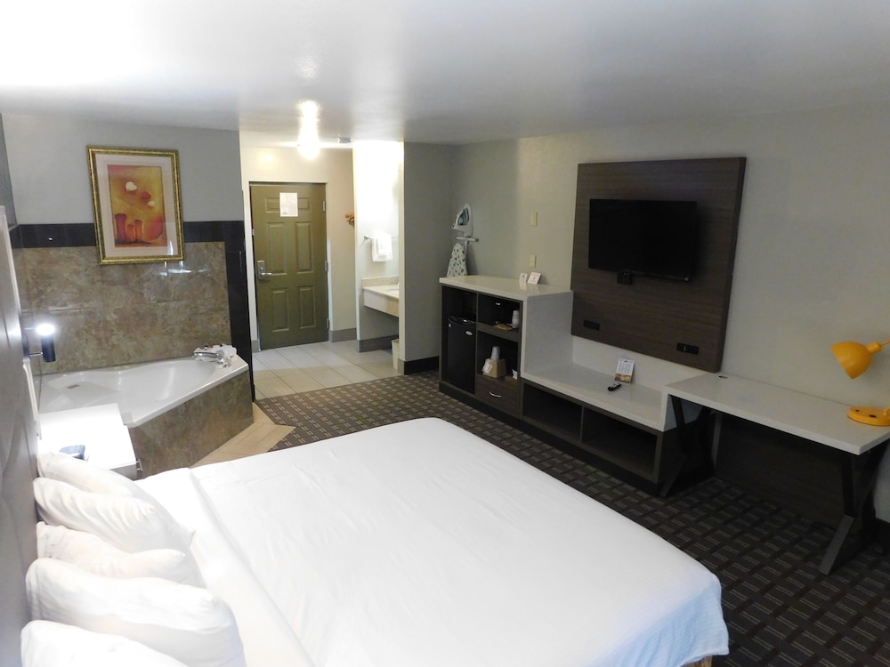 STUDIO, SUITE, KING BED