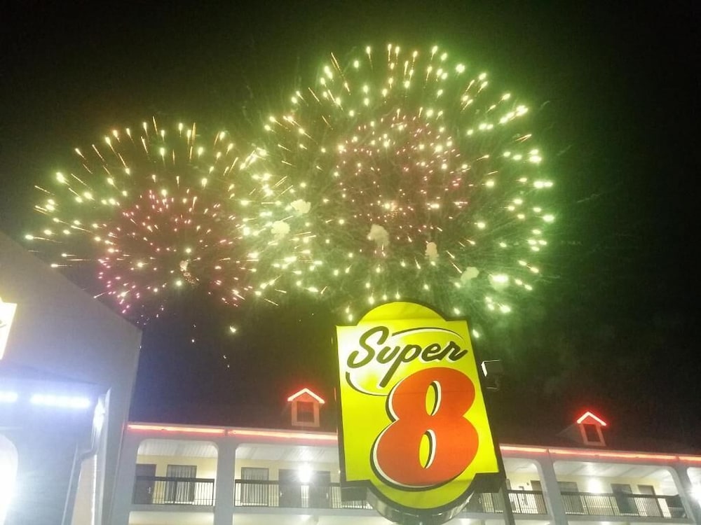 Super 8 by Wyndham Pigeon Forge Dollywood Lane 2/56
