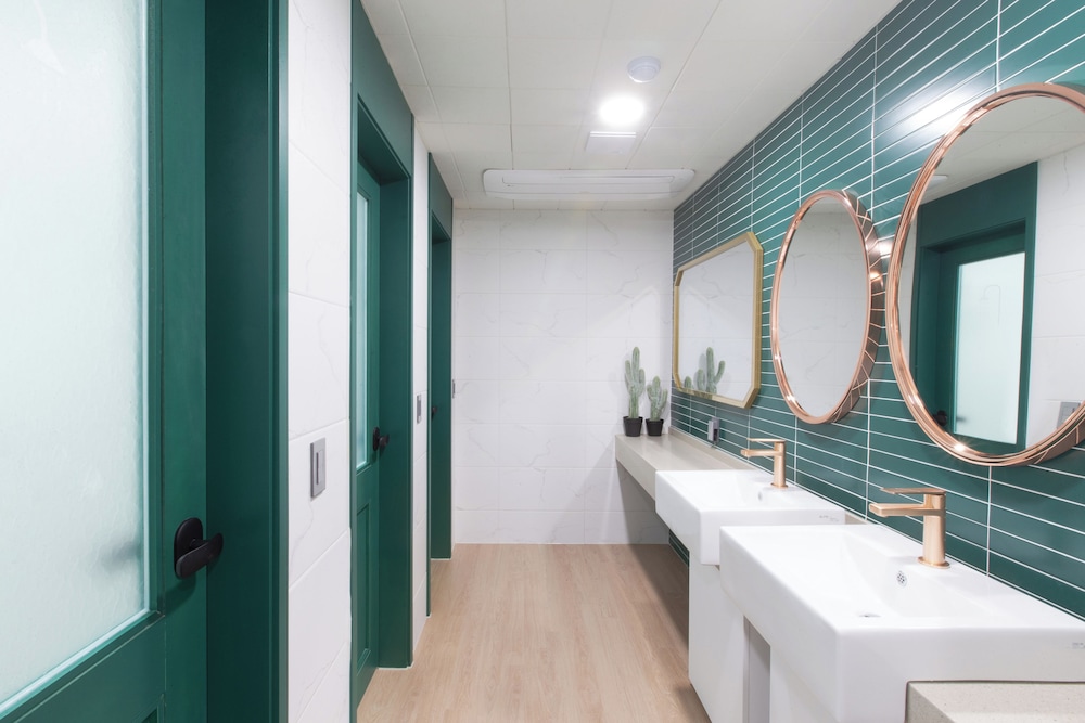 Brosis Hotel 45/47