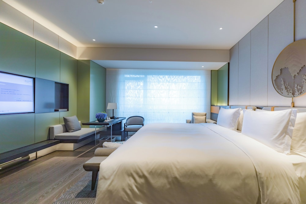 Premium, King Bed, Garden View, Club Lounge Access