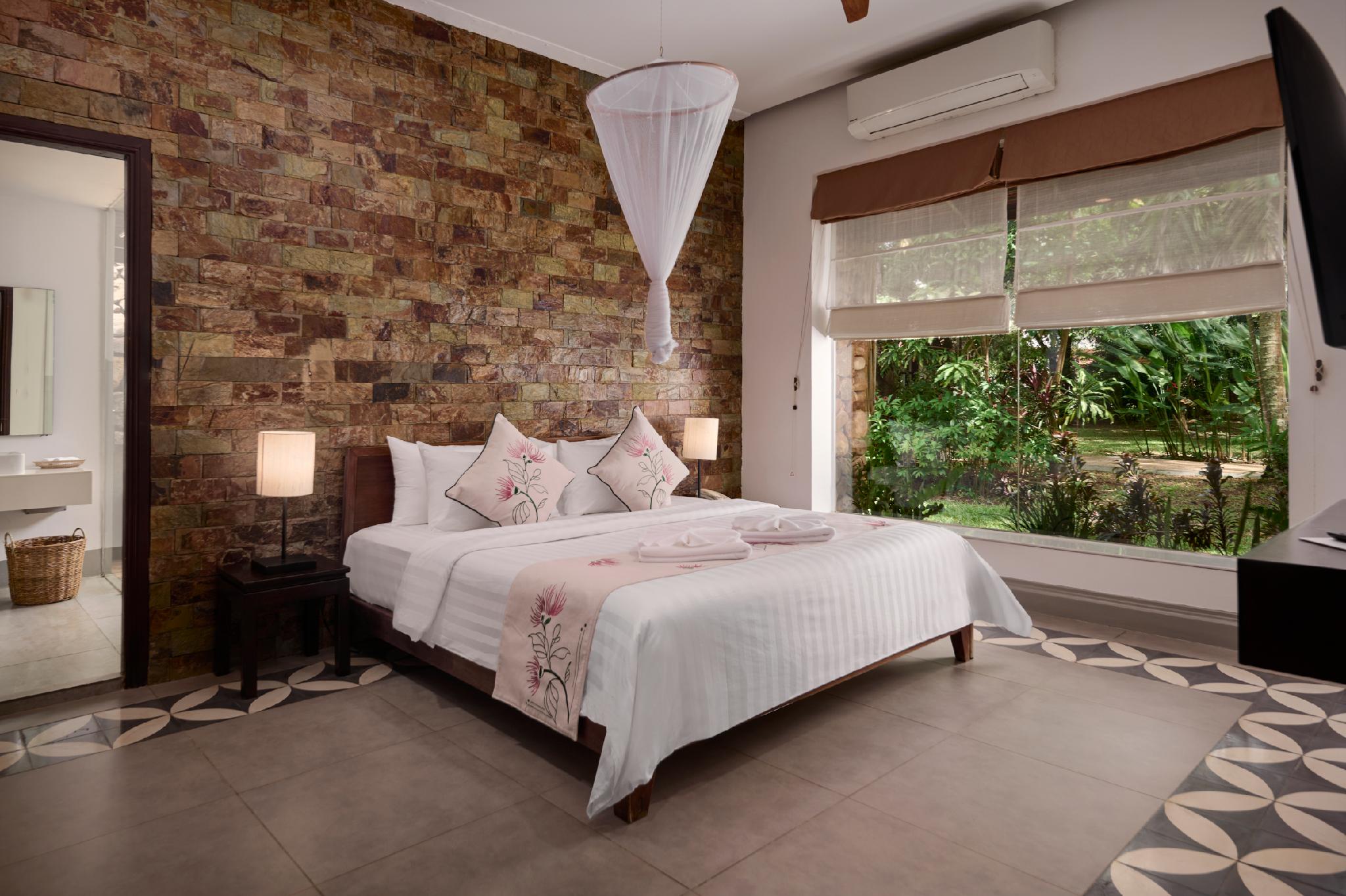 Family, King and Twin Beds, Pool Access