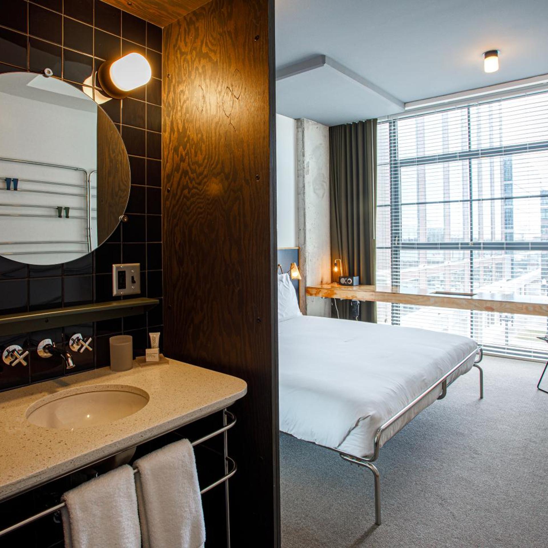Medium، The Emily Hotel 4/7