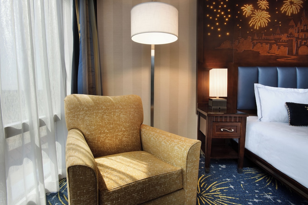 Disneyland Hotel 43/70