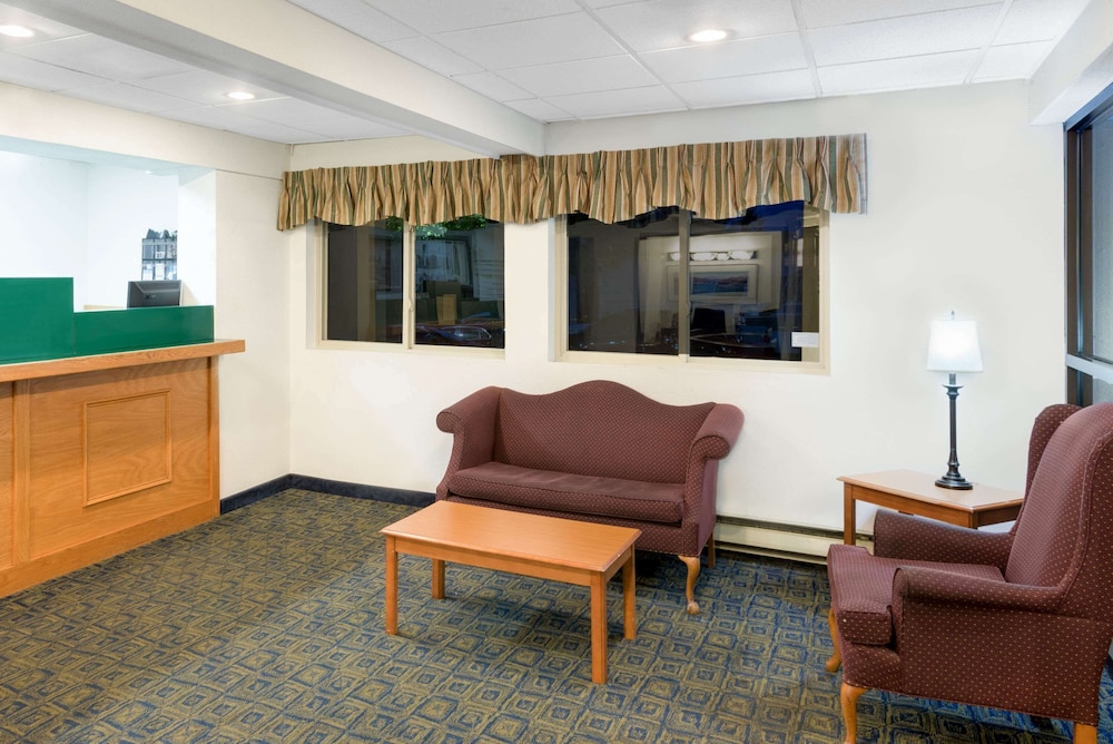 Super 8 By Wyndham Kingston 14/21