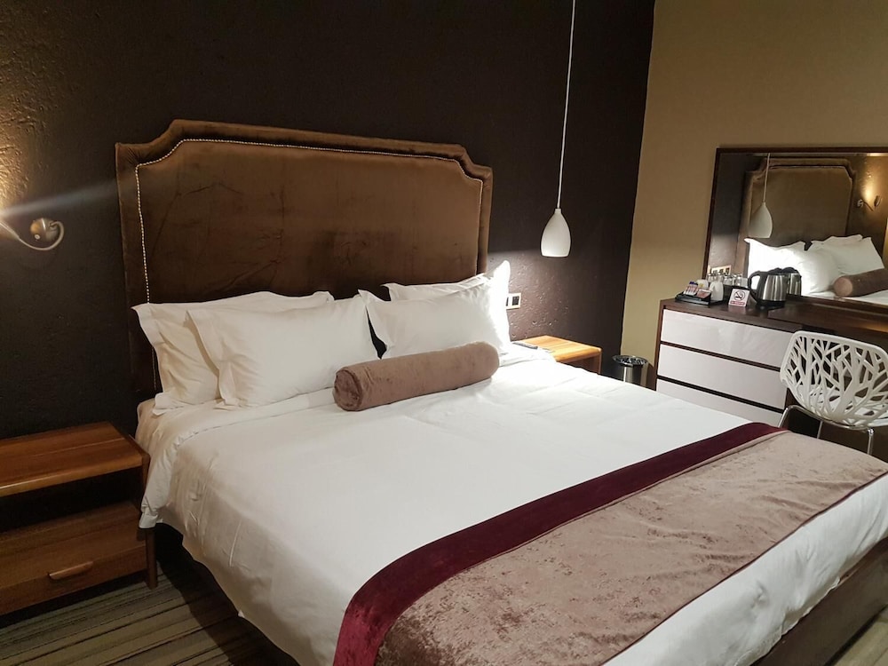 La-Signature Guest House 6/23