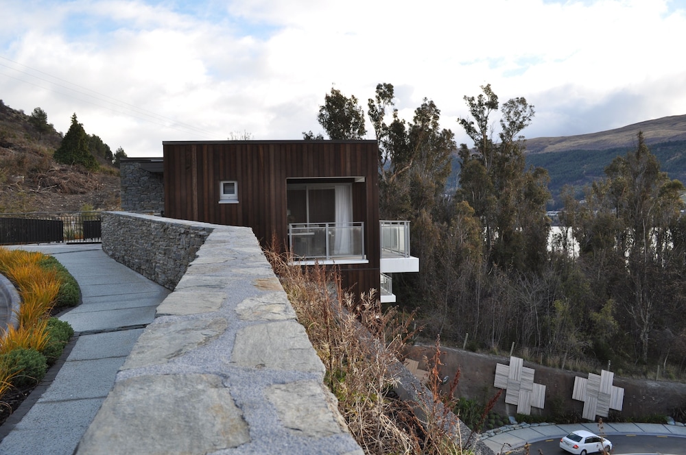 QUEENSTOWN VILLAGE APARTMENTS 48/54