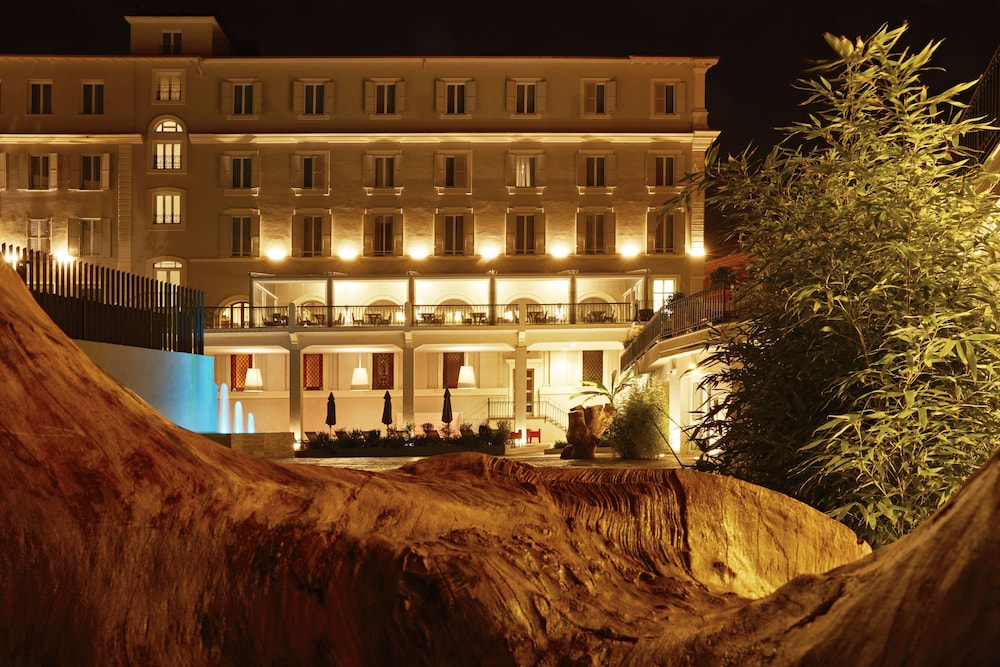 The Building Hotel 2/71