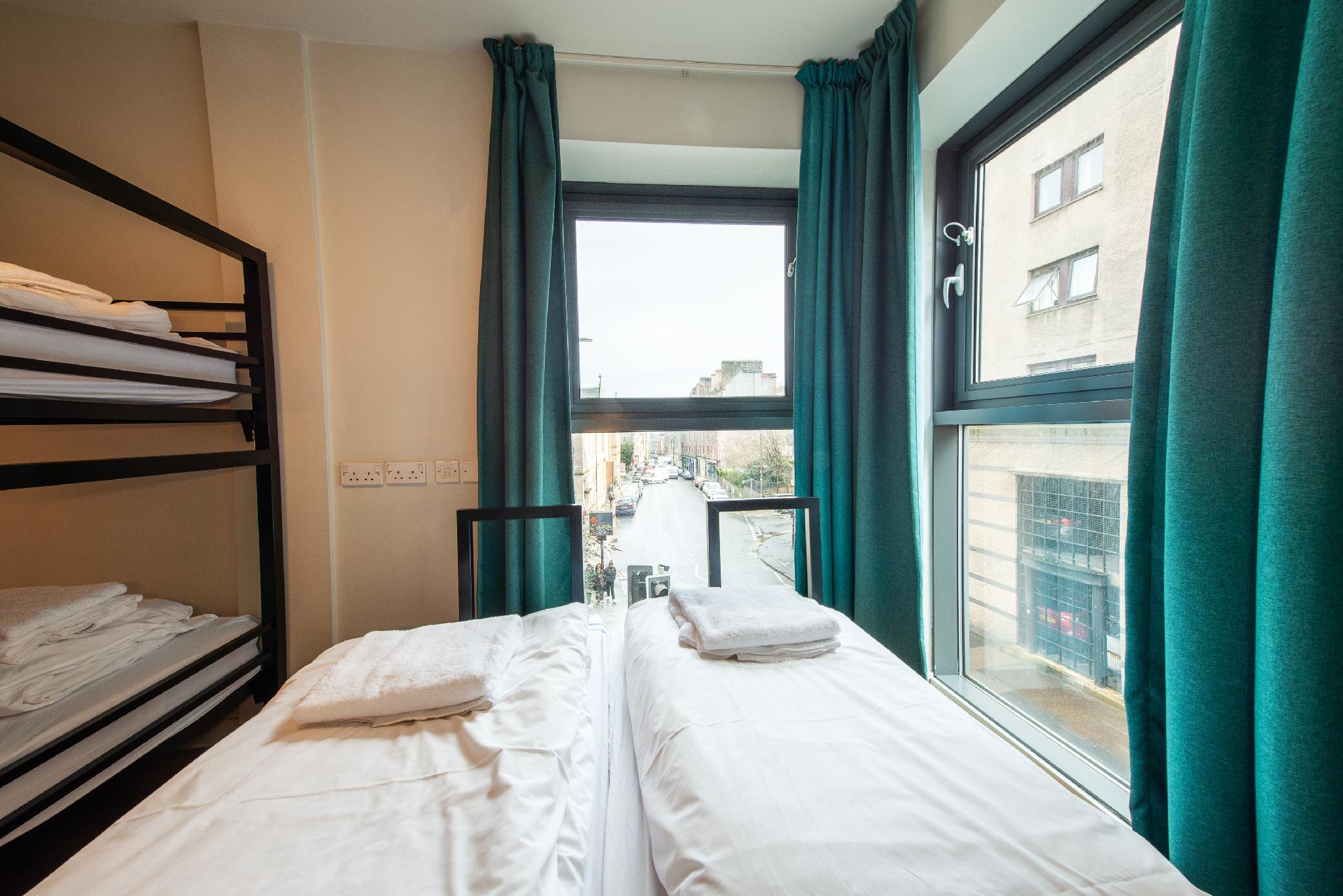 ROOM, QUADRUPLE