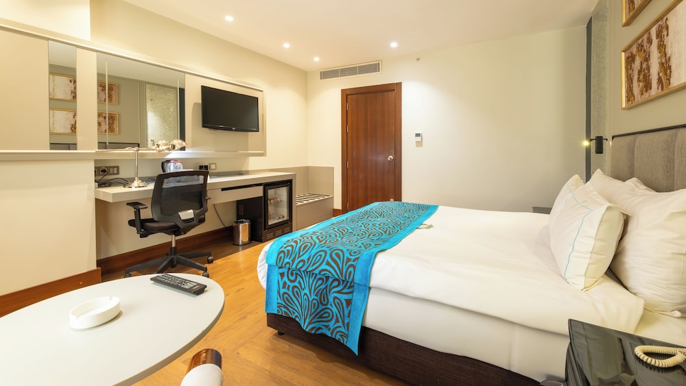 جناح جونيور، Teymur Continental Hotel 4/8