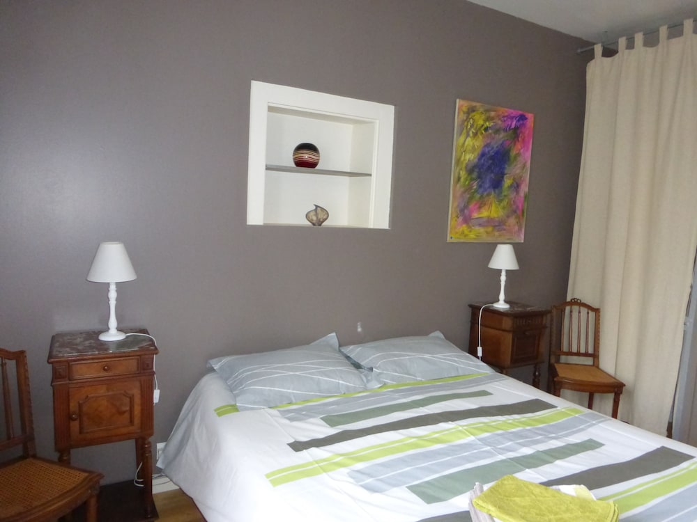 PRIVILEGE, QUEEN BED