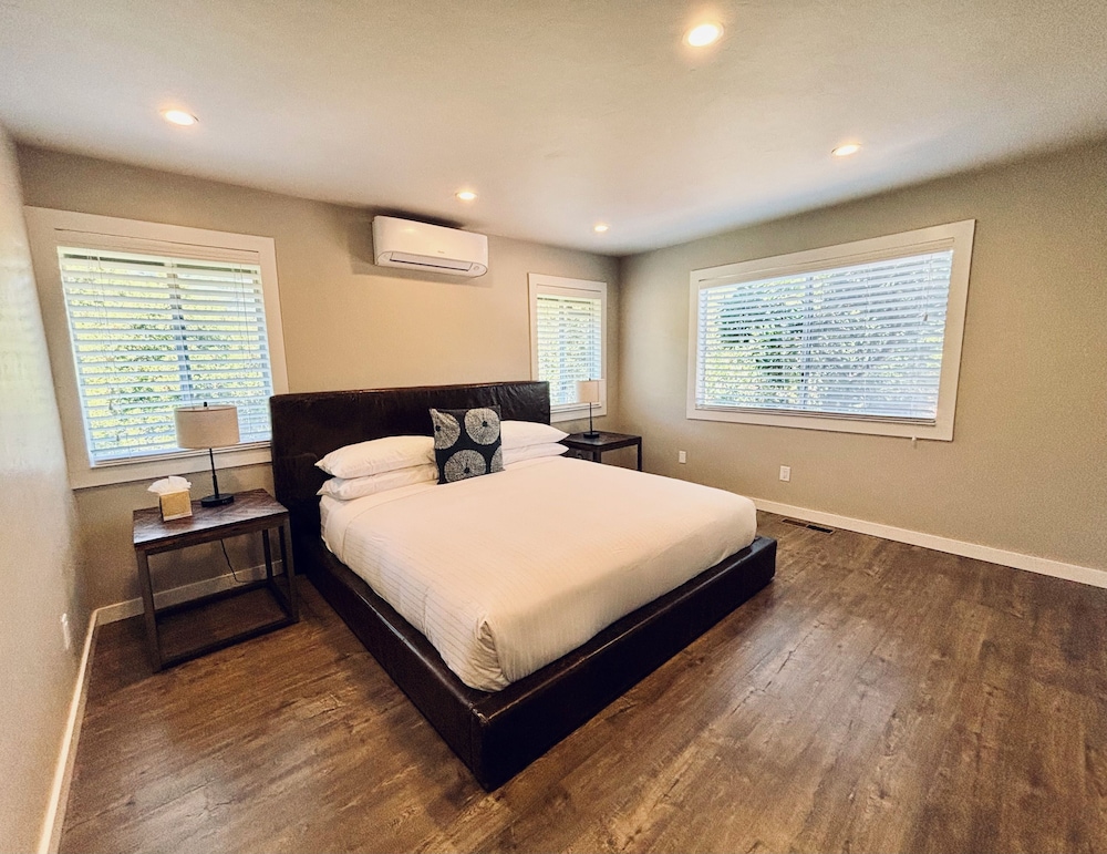 Suite, King Bed, Valley View