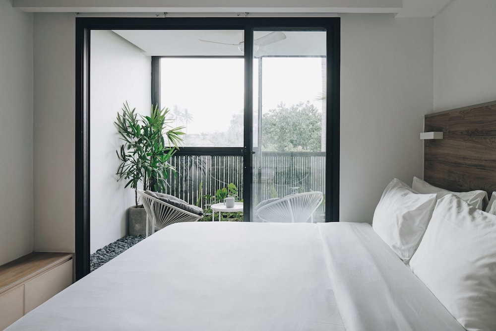 Lloyd's Inn Bali 12/64