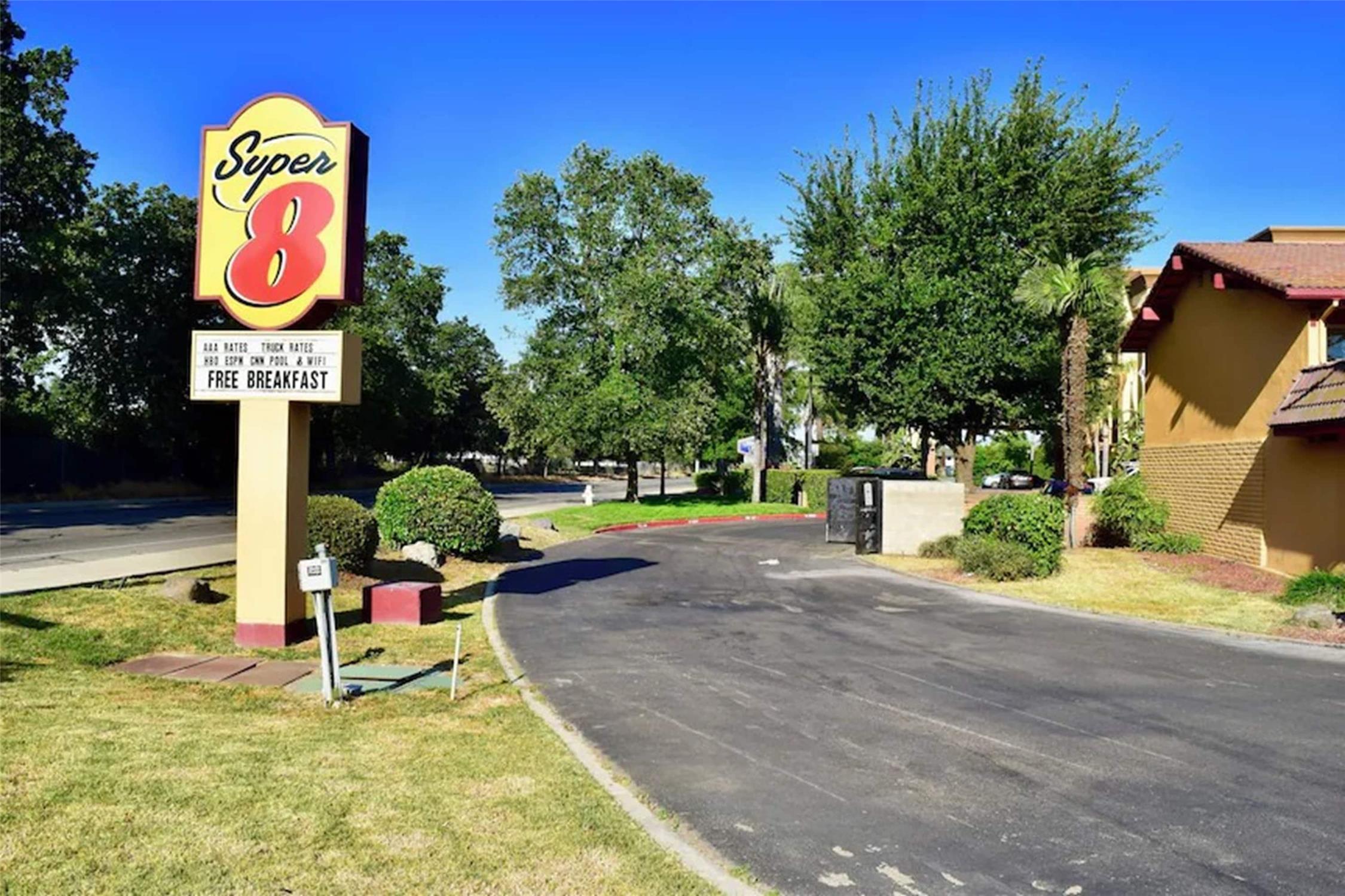 Super 8 By Wyndham Visalia 23/26